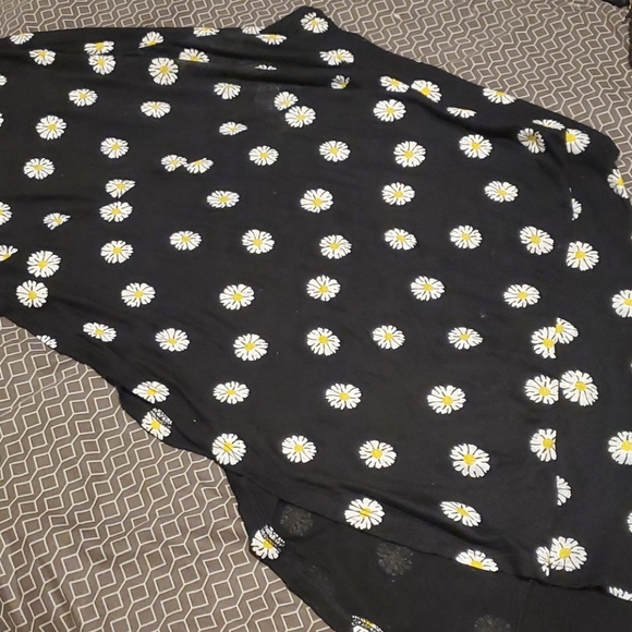 🔴Ardene short skirt with daisies - Picture 2 of 9